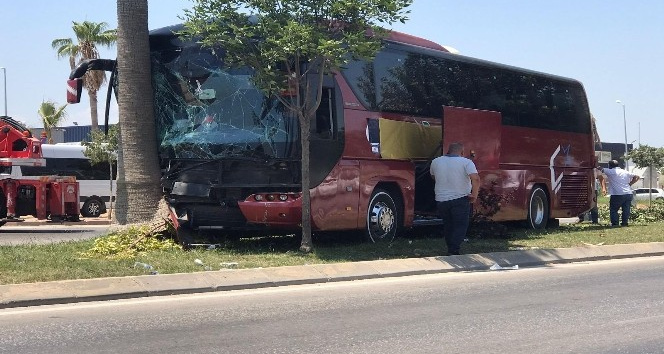 Otobüs refüje çarptı, sürücü öldü